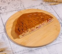 Половина пирога с ветчиной и сыром