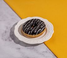 Донат с шоколадной начинкой