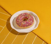 Донат с клубничной начинкой