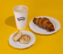 Капучино 400, сырники и круассан с заварным кремом