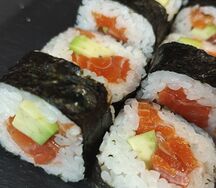 Ролл Сяке-авокадо маки