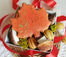 Набор с вашей съедобной надписью на пряничном листочке, орешков со сгущенкой, зефирными грибочками и бисквитного мха