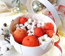 Зефирный набор мандарины, хлопок, апельсины в шляпной коробке с прозрачной крышкой. 