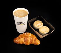 Капучино 400, сырники и круассан с абрикосом