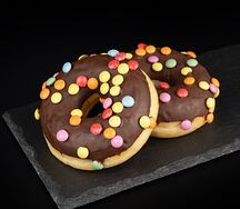 Донат в шоколадной глазури с драже