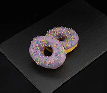 Донат с черничной начинкой