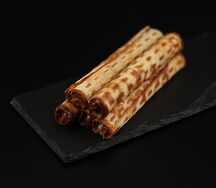 Вафельная трубочка с вареной сгущенкой