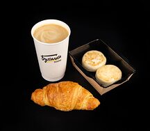 Капучино, сырники, круассан на сливочном масле