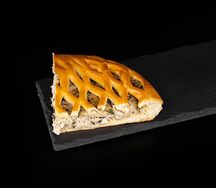 Четверть пирога с курицей и грибами