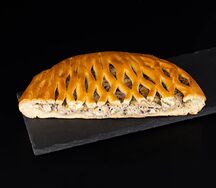 Половинка пирога с курицей и грибами