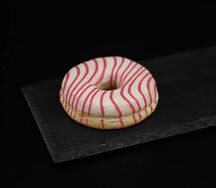 Донат Малиново-сливочный