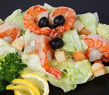 Салат Цезарь с королевской креветкой