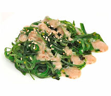 Салат с чукой и ореховым соусом