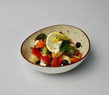 Салат из свежих овощей с греческим сыром