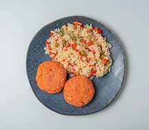 Морковные котлетки подаются с рисом или булгуром с обжаренными овощами