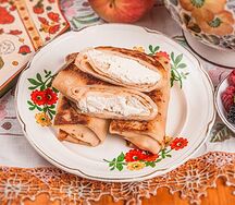Блины с творогом, подаются со сметаной