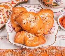 Пирожок с курагой и лепестками миндаля