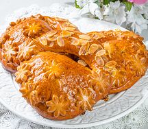 Московский сдобный калач с творогом и клюквой