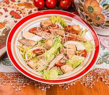 Салат Цезарь с курицей и листьями айсберг