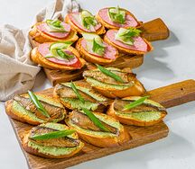 Мини-брускетты со шпротами и колбасой