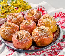 Печеные яблоки, фаршированные медом и грецкими орехами