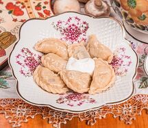 Вареники с картофелем, и грибами подаются со сметаной