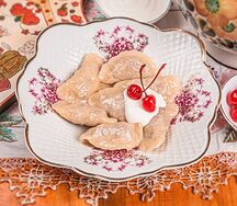Вареники с вишней, подаются со сметаной