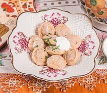 Пельмени мясные от шеф-повара, подаются со сметаной