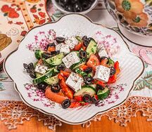 Салат Греческий с сыром фета и маслинами