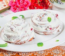 Синнабон с красной смородиной