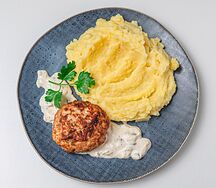 Пюре с котлеткой и сливочно-грибным соусом