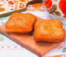 Жареный пирожок яйцо и зелёный лук