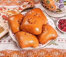 Пирожок с брусникой