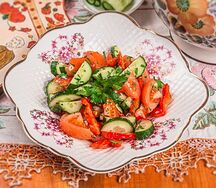 Салат овощной, заправленный маслом или сметаной