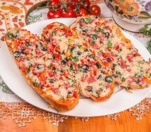 Брускетта мясная с сыром, маслинами и болгарским перцем
