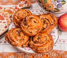 Булочка с яблоком и корицей