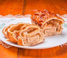 Рулет с яблоком