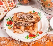 Блины с мясом, подаются со сметаной