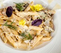 Пенне в сливочно-трюфельном соусе с говядиной и белыми грибами 