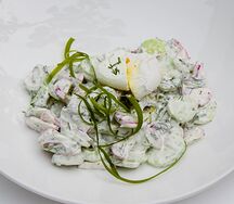 Огурцы, редис со сметаной и яйцом пашот