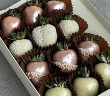 Набор клубники в шоколаде Розовый жемчуг