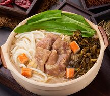 Рисовая лапша с кислым бульоном и срезанной говядиной
