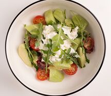 Салат с овощами и страчателлой