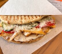 Гирос с куриным филе, соусом цезарь и фри 
