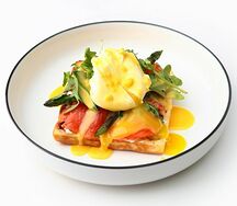 Вафля с соленым лососем, спаржей и яйцом пашот