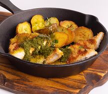 Куриный шницель с фермерским картофелем и соусом чимичурри