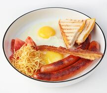 Яичница с сосисками и тостами