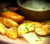 Картофельные дольки с соусом тартар