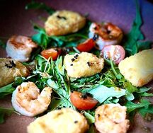 Салат с креветками, рукколой и жареным сулугуни