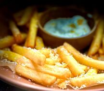 Картофель фри с трюфельным соусом и пармезаном
